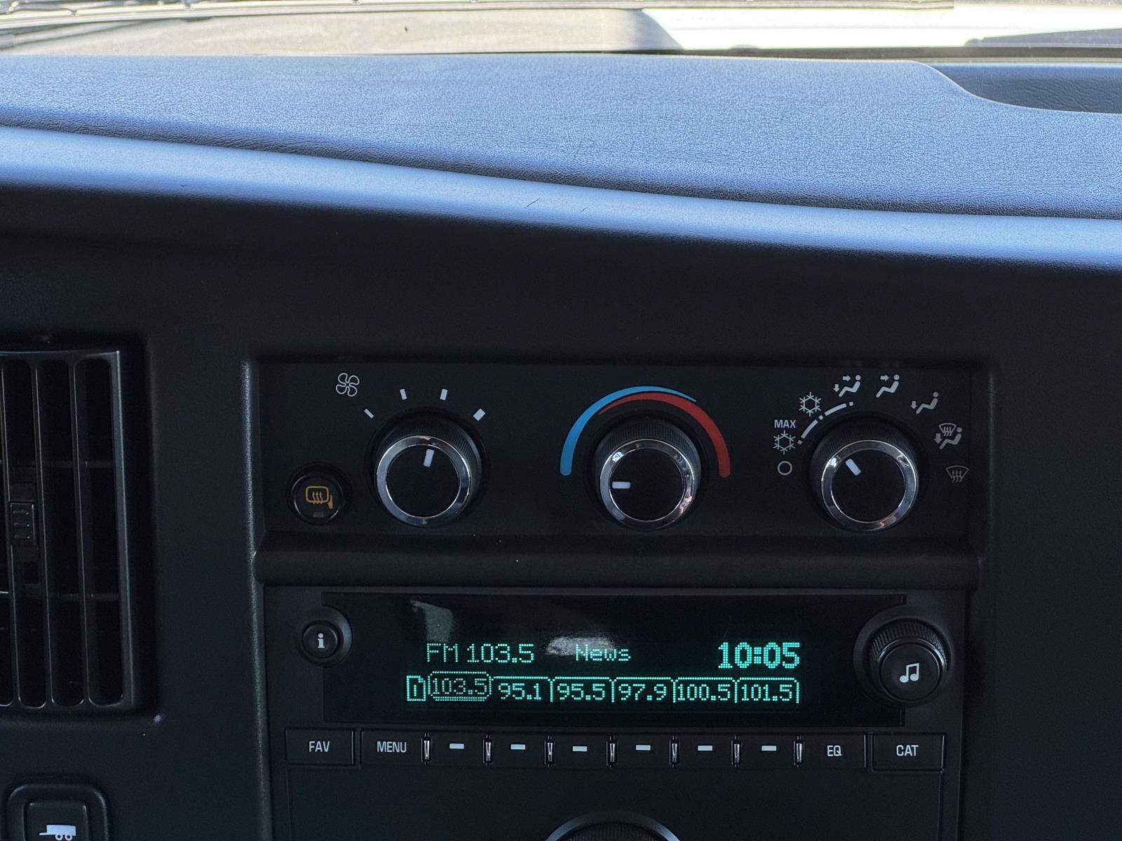 2025 Chevrolet Express Passenger 1LT