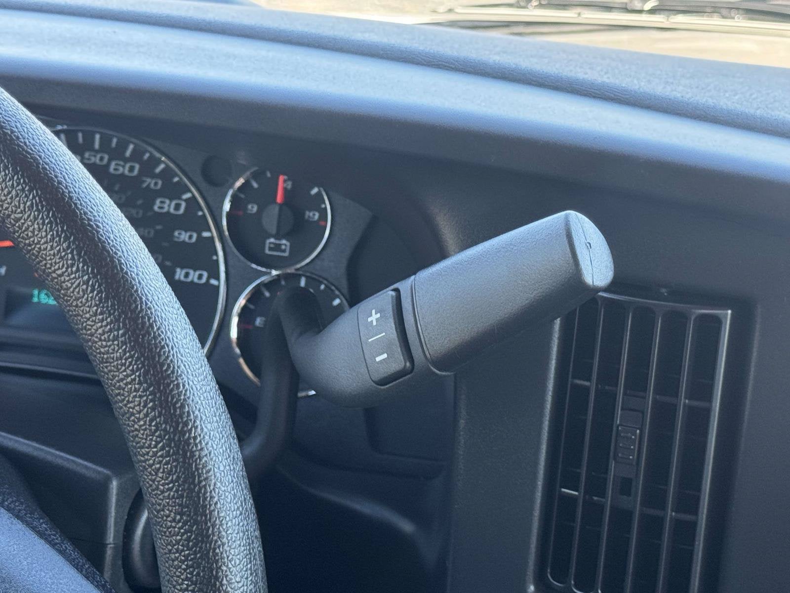2025 Chevrolet Express Passenger 1LT
