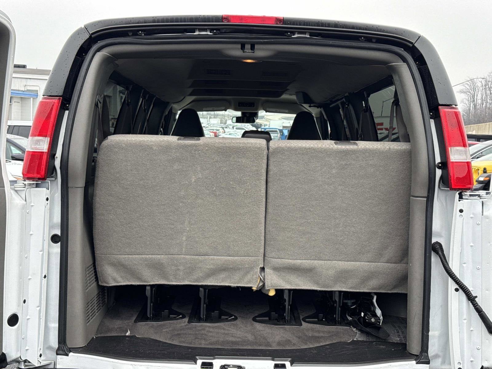 2024 Chevrolet Express Passenger 3500 1LT