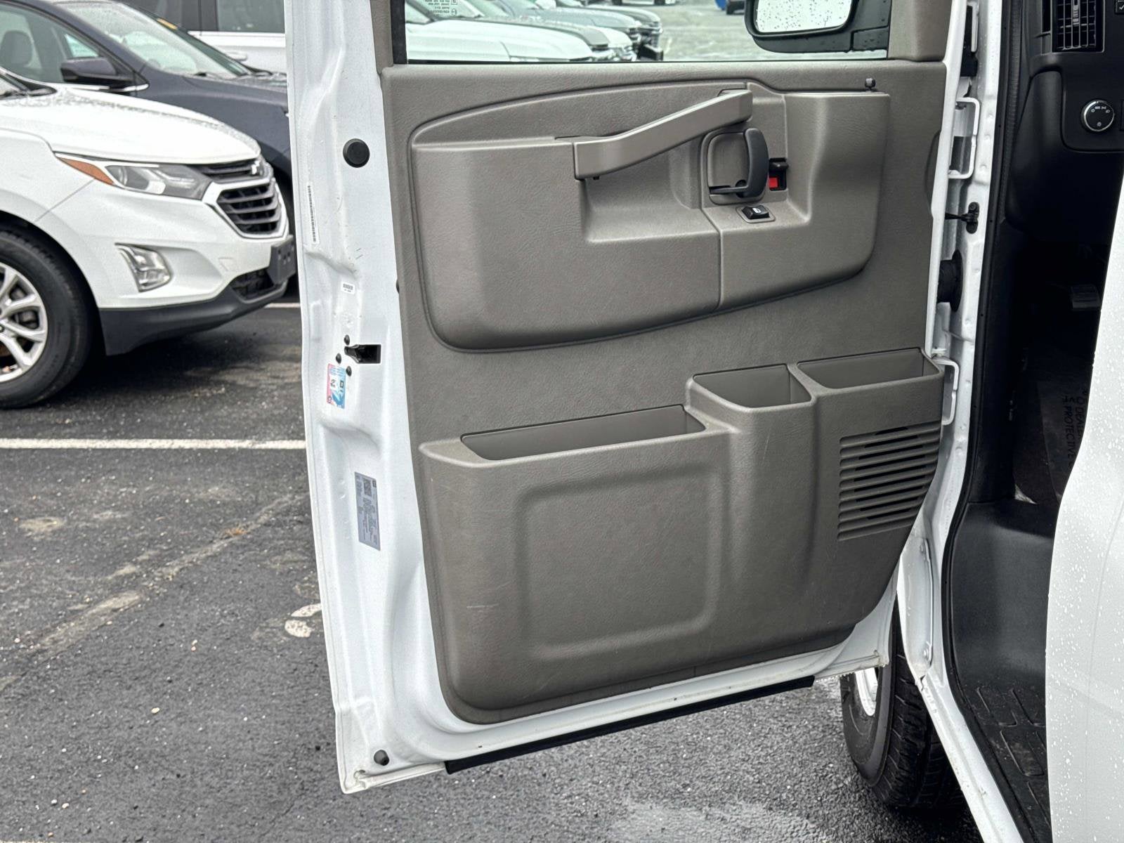 2024 Chevrolet Express Passenger 3500 1LT