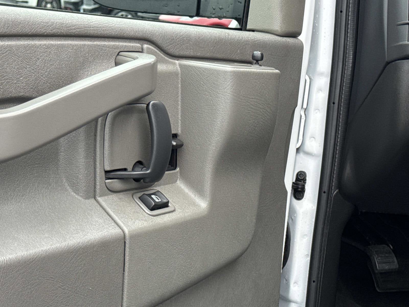 2024 Chevrolet Express Passenger 3500 1LT