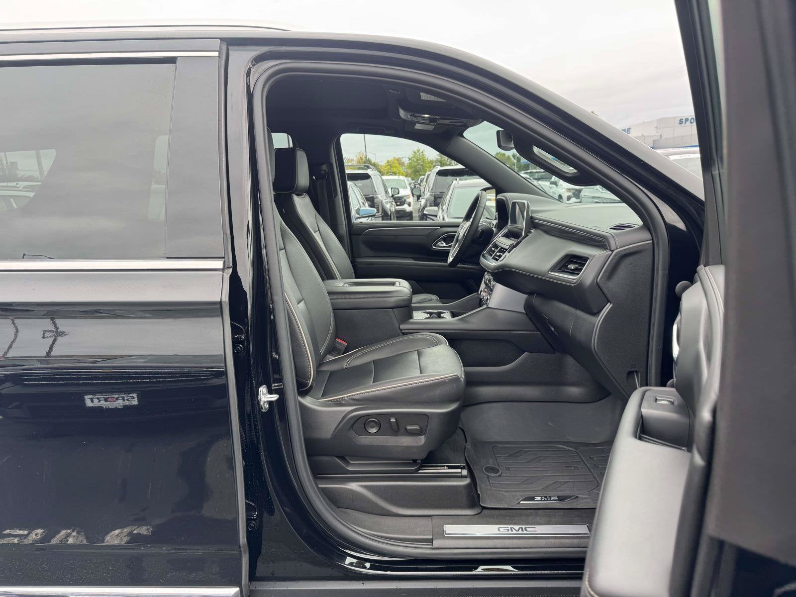 2023 GMC Yukon SLT