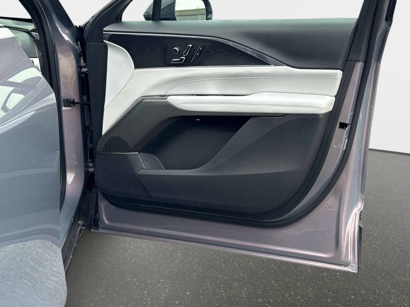 2024 Cadillac LYRIQ Luxury 1