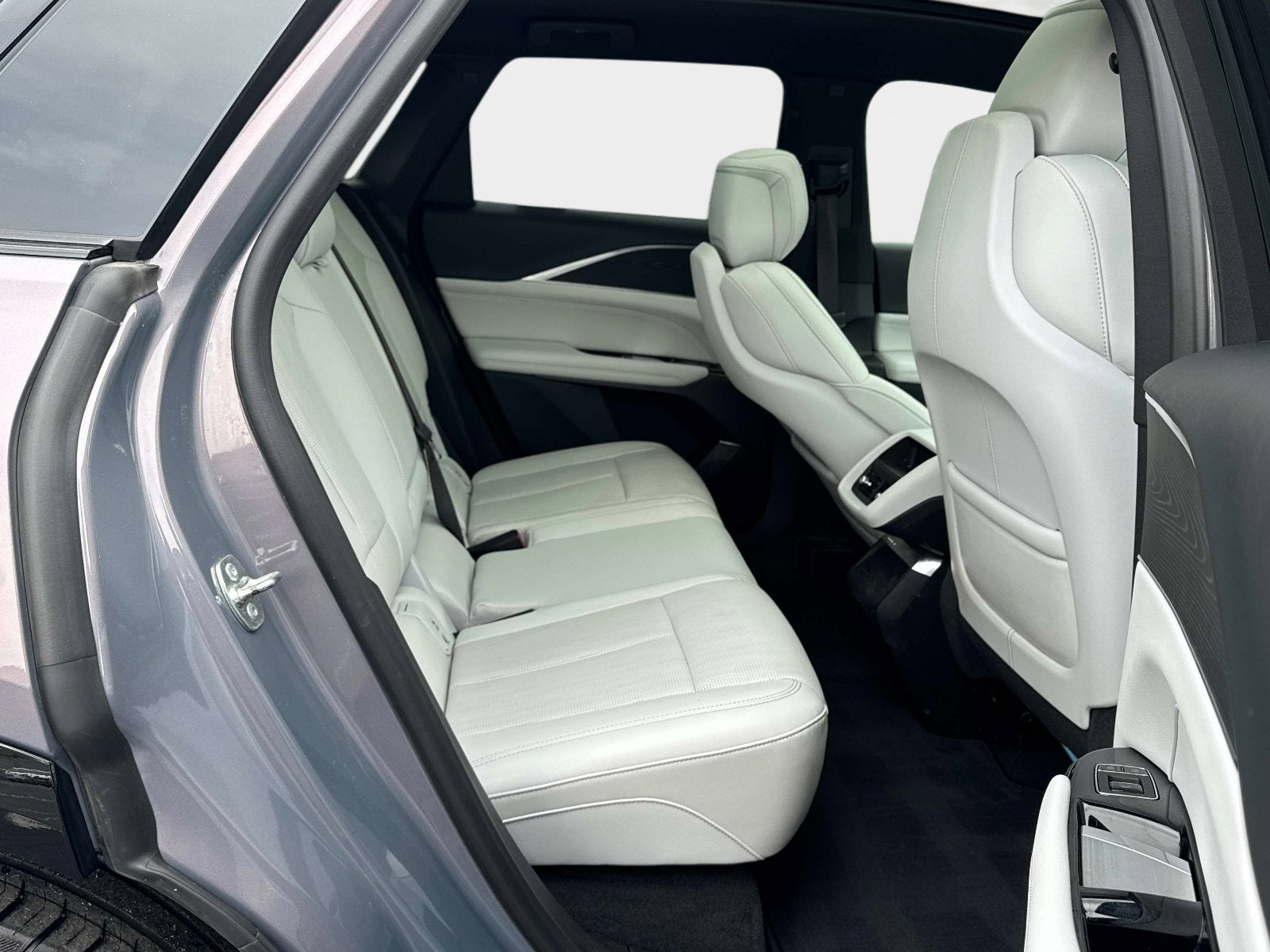 2024 Cadillac LYRIQ Luxury 1