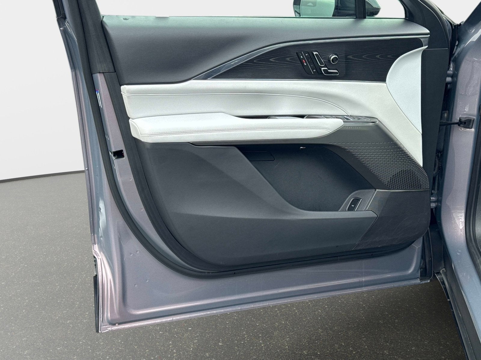 2024 Cadillac LYRIQ Luxury 1