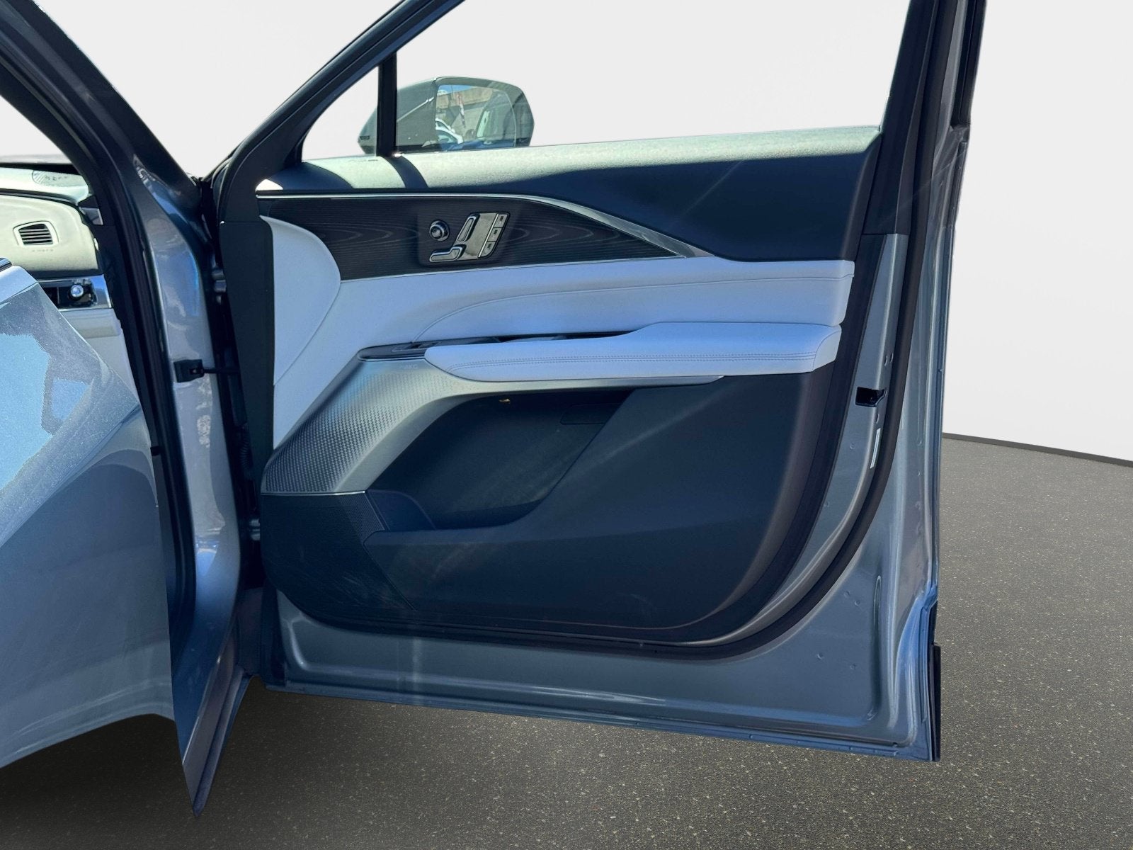 2024 Cadillac LYRIQ Luxury 2