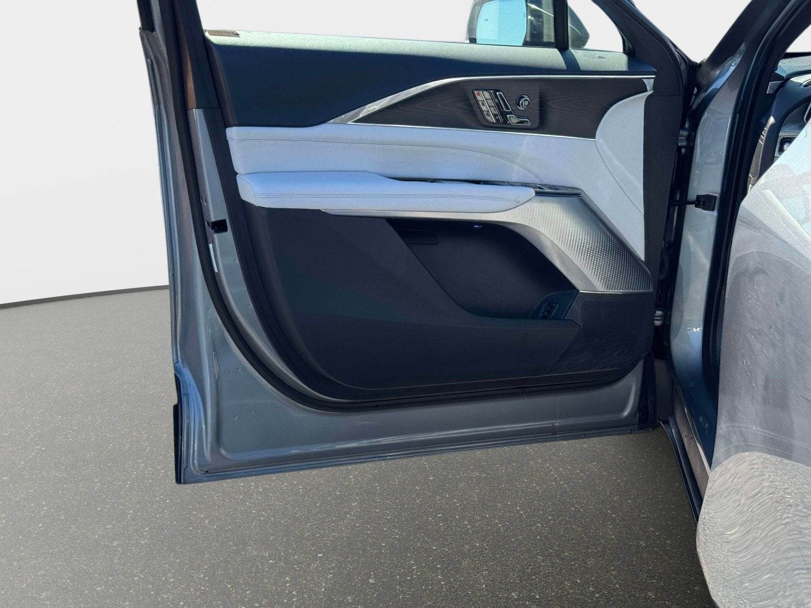 2024 Cadillac LYRIQ Luxury 2
