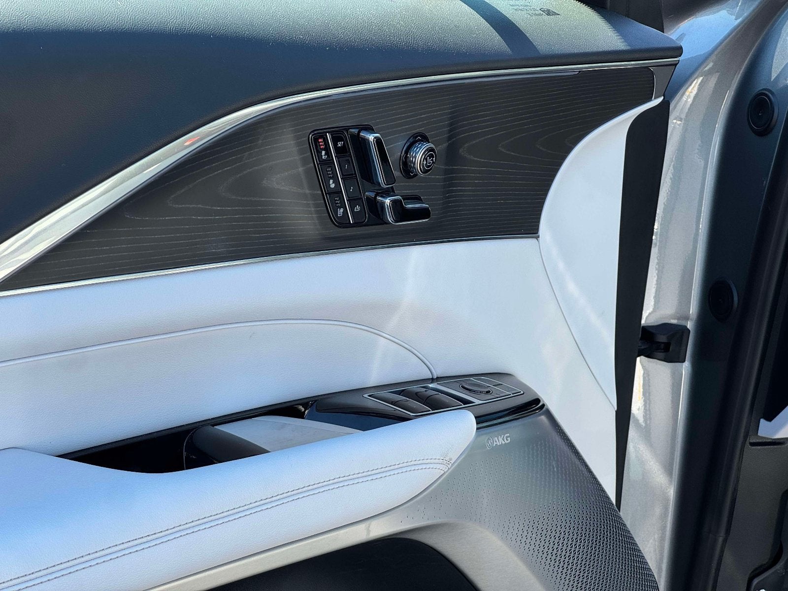 2024 Cadillac LYRIQ Luxury 2
