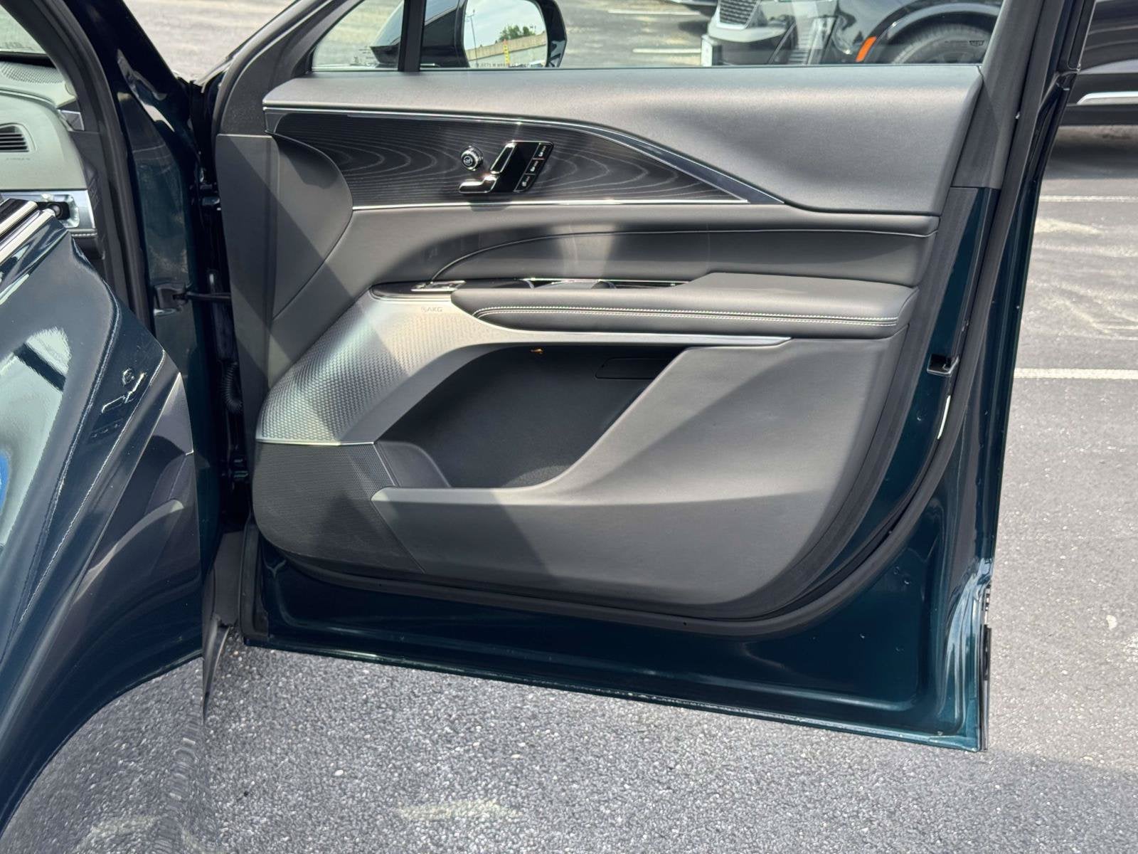 2024 Cadillac LYRIQ Luxury 2