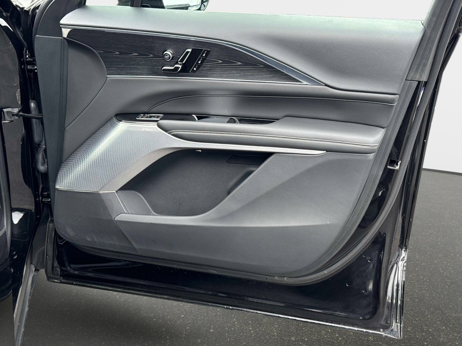 2024 Cadillac LYRIQ Luxury 3