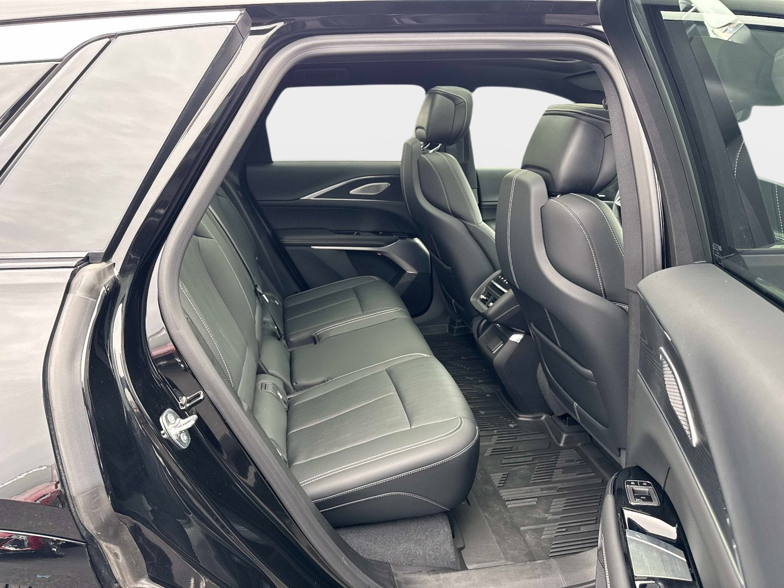 2024 Cadillac LYRIQ Luxury 3