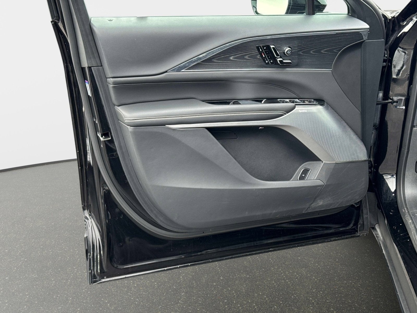 2024 Cadillac LYRIQ Luxury 3