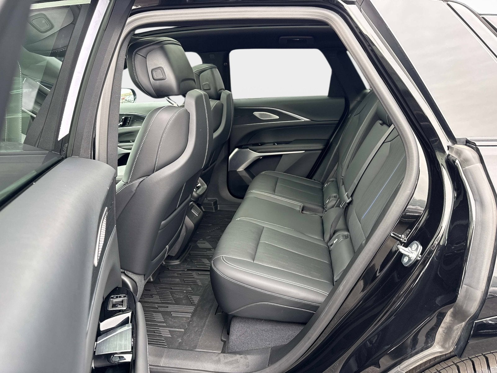 2024 Cadillac LYRIQ Luxury 3