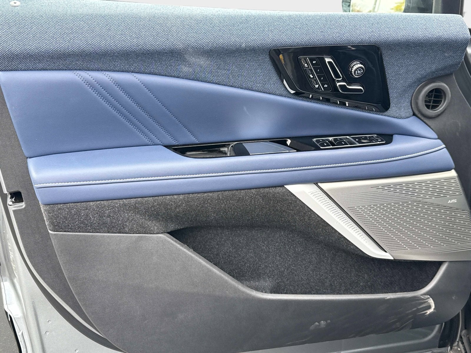 2025 Cadillac OPTIQ Luxury 2