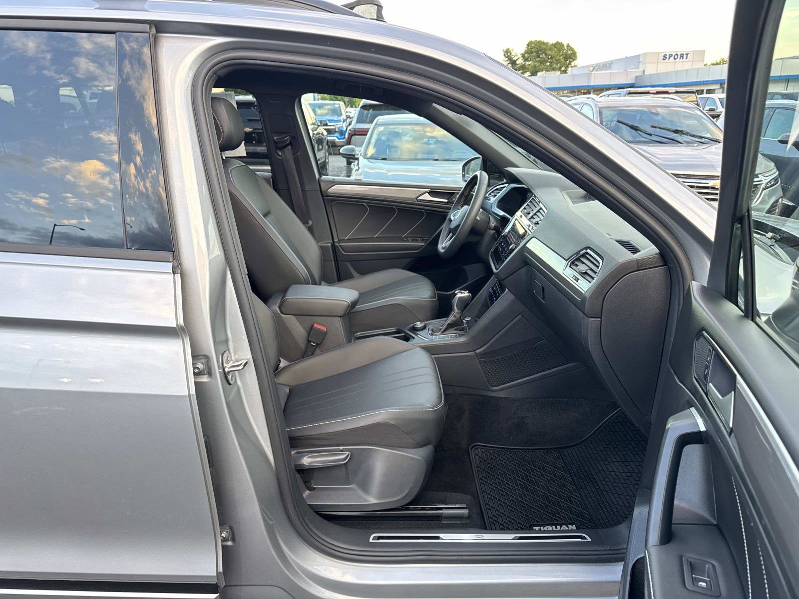 2023 Volkswagen Tiguan SE R-Line Black